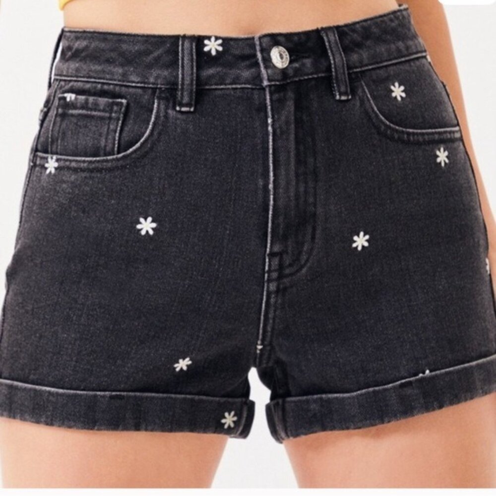 PacSun Daisy Embroidered Mom Shorts Black‎ Wash High Rise Denim Shorts Size 25